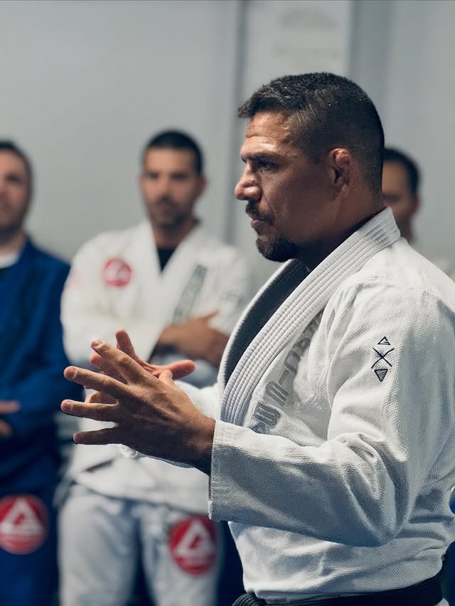 Profesor explicando técnica